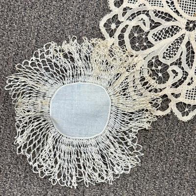 Antique Line Lot. - 5 pieces - large square table cover and 4 round doilies