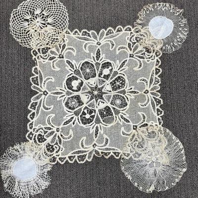 Antique Line Lot. - 5 pieces - large square table cover and 4 round doilies
