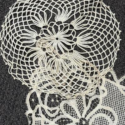 Antique Line Lot. - 5 pieces - large square table cover and 4 round doilies