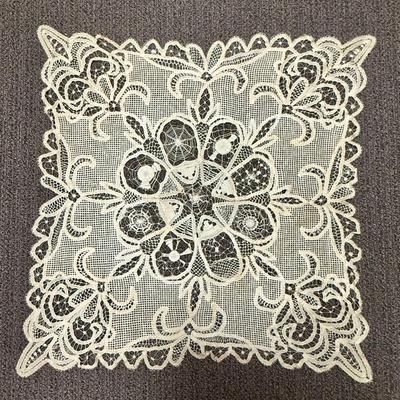 Antique Line Lot. - 5 pieces - large square table cover and 4 round doilies