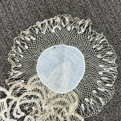 Antique Line Lot. - 5 pieces - large square table cover and 4 round doilies