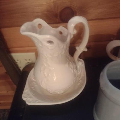 Nice Collection of Ceramic and Glass Home Decor Pieces