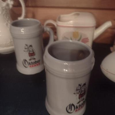Nice Collection of Ceramic and Glass Home Decor Pieces