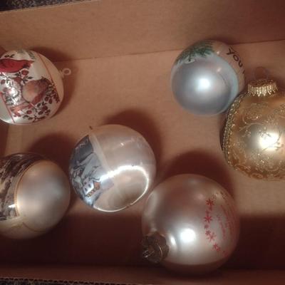 Collection of Holiday Themed Decorations (See all Pictures)
