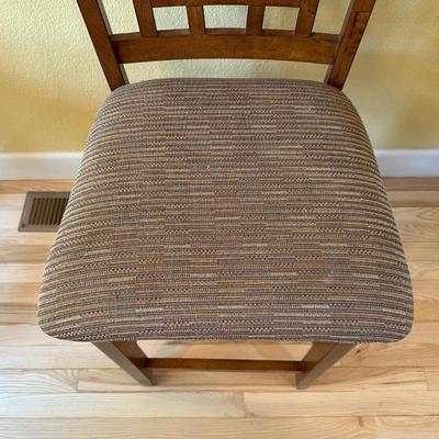 NICE DINING TABLE WITH 4 CHAIRS