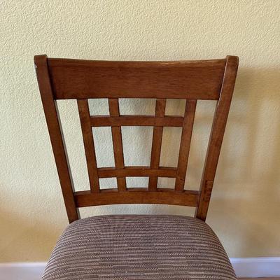 NICE DINING TABLE WITH 4 CHAIRS