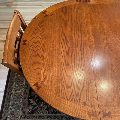 NICE DINING TABLE WITH 4 CHAIRS