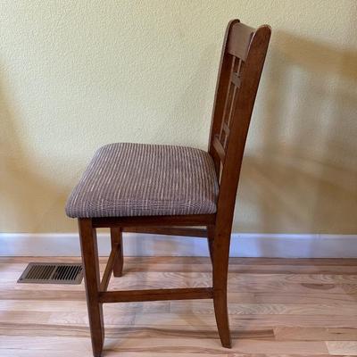 NICE DINING TABLE WITH 4 CHAIRS