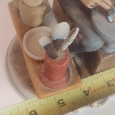 Vintage Procellane d' Arte Pottery Maker 8625 Statuette