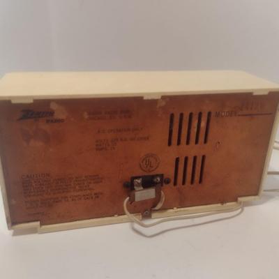 Vintage Bakelite Case Zenith Am/FM Radio in Working Condition