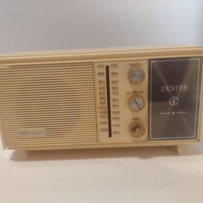Vintage Bakelite Case Zenith Am/FM Radio in Working Condition