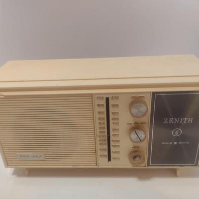 Vintage Bakelite Case Zenith Am/FM Radio in Working Condition