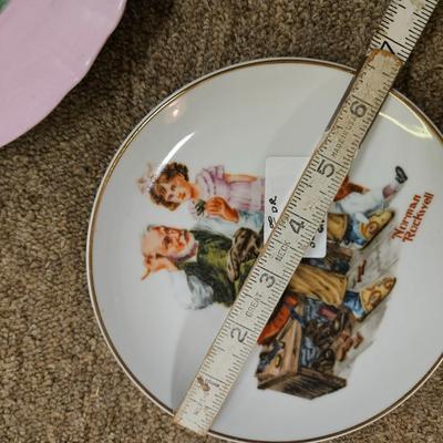 Lot of 5 Decorative Plates Including Norman Rockwell