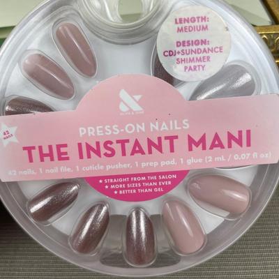 Olive & June Press On Nails Medium Length