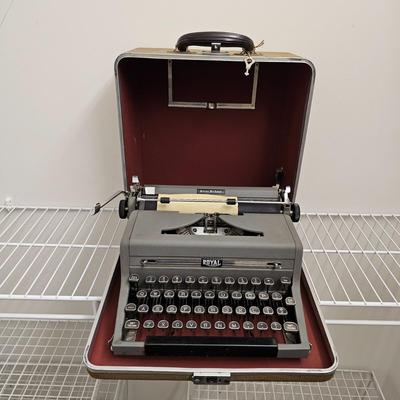 Vintage Underwood & Royal Portable Typewriters (PC-JS)