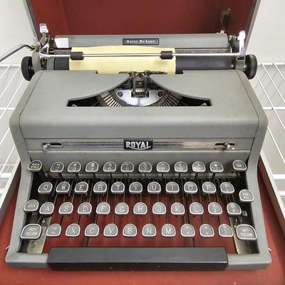 Vintage Underwood & Royal Portable Typewriters (PC-JS)