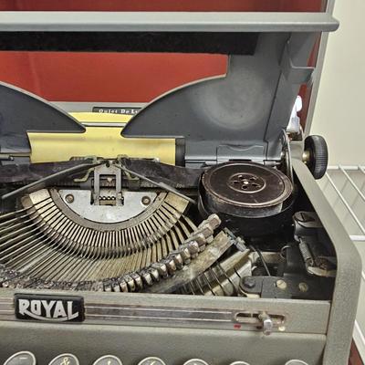 Vintage Underwood & Royal Portable Typewriters (PC-JS)