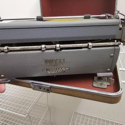 Vintage Underwood & Royal Portable Typewriters (PC-JS)