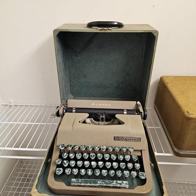 Vintage Underwood & Royal Portable Typewriters (PC-JS)