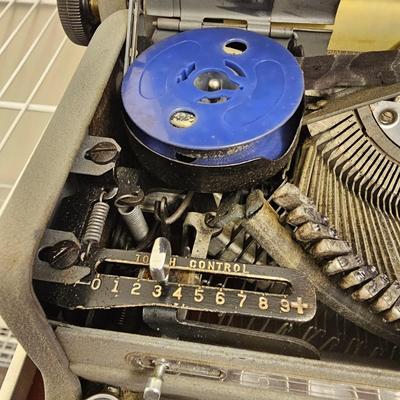 Vintage Underwood & Royal Portable Typewriters (PC-JS)
