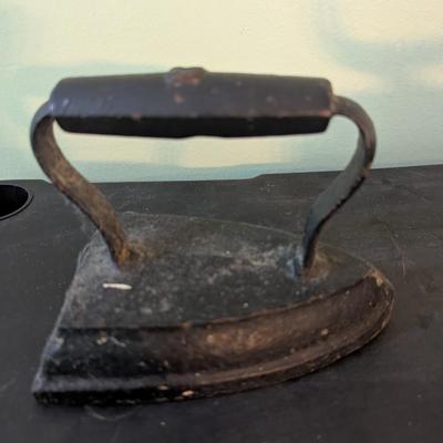 Antique Sad Irons Coal/Charcoal Iron Clothes Press With Rooster Latch (LR)
