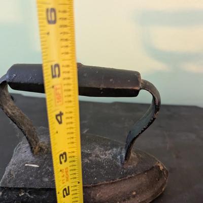 Antique Sad Irons Coal/Charcoal Iron Clothes Press With Rooster Latch (LR)