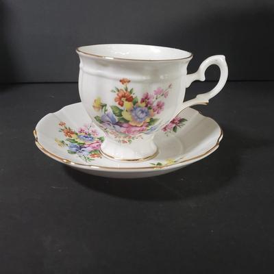 LOT 75D: Collection of Vintage & Antique Porcelain & Glass with 2 San Francisco Music Box Co New in Box Items