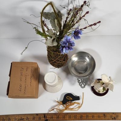 LOT 99G: Nice Small Collection of Various House Decorations