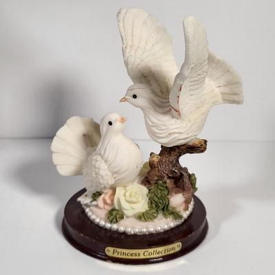 LOT 99G: Nice Small Collection of Various House Decorations
