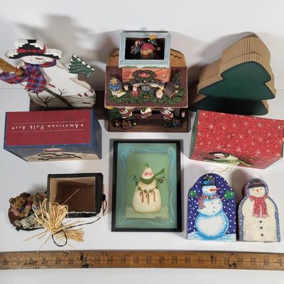 LOT 100G: Multiple Christmas Holiday Decorations and Containers