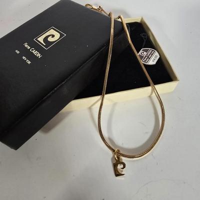 LOT 105G: Longaberger Baskets, New w/o Tag Longaberger Sweater, and Collection of Souvenir Key-chains, 15" Gold-tone Necklace
