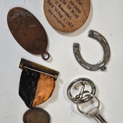 LOT 105G: Longaberger Baskets, New w/o Tag Longaberger Sweater, and Collection of Souvenir Key-chains, 15" Gold-tone Necklace
