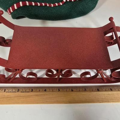 LOT 105G: Longaberger Baskets, New w/o Tag Longaberger Sweater, and Collection of Souvenir Key-chains, 15" Gold-tone Necklace