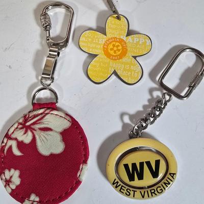 LOT 105G: Longaberger Baskets, New w/o Tag Longaberger Sweater, and Collection of Souvenir Key-chains, 15" Gold-tone Necklace