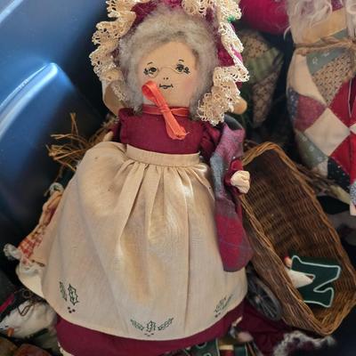 LOT 124G: Large Tote of Angel and Christmas Decor