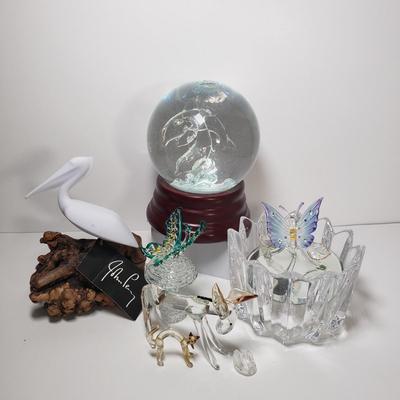 LOT 150D: Swarovski Swan, Orrefors, John Perry Pelican, Art Glass Animals, Dolphin Snowglobe & More