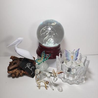 LOT 150D: Swarovski Swan, Orrefors, John Perry Pelican, Art Glass Animals, Dolphin Snowglobe & More
