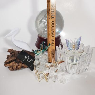 LOT 150D: Swarovski Swan, Orrefors, John Perry Pelican, Art Glass Animals, Dolphin Snowglobe & More