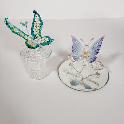 LOT 150D: Swarovski Swan, Orrefors, John Perry Pelican, Art Glass Animals, Dolphin Snowglobe & More