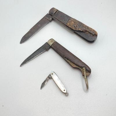 LOT 77: Collection of Vintage Pocket Knives with Sheaths