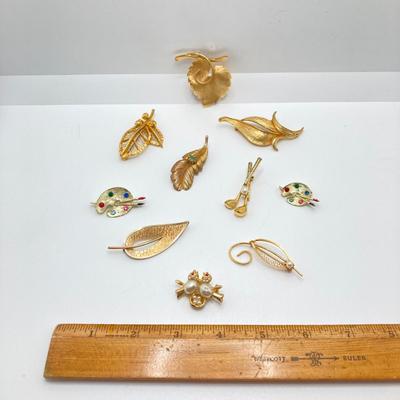 LOT 78: Vintage Gold Tone Brooches / Pins
