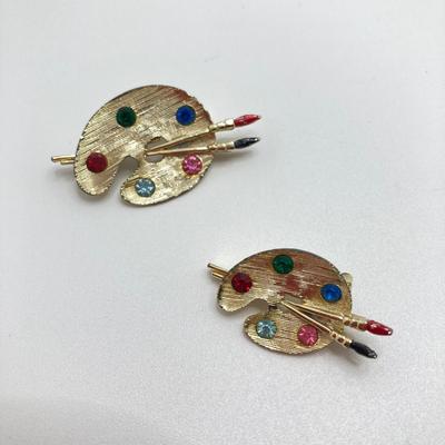 LOT 78: Vintage Gold Tone Brooches / Pins