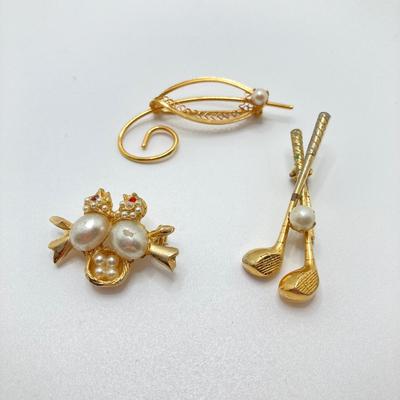 LOT 78: Vintage Gold Tone Brooches / Pins