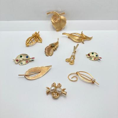 LOT 78: Vintage Gold Tone Brooches / Pins