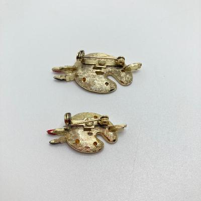 LOT 78: Vintage Gold Tone Brooches / Pins