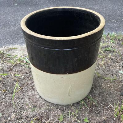 LOT 85: Vintage Two-Tone Robinson Ransbottom 6 Gallon Blue Crown Stoneware Crock USA