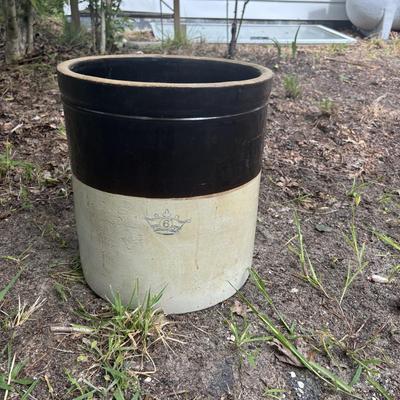 LOT 85: Vintage Two-Tone Robinson Ransbottom 6 Gallon Blue Crown Stoneware Crock USA