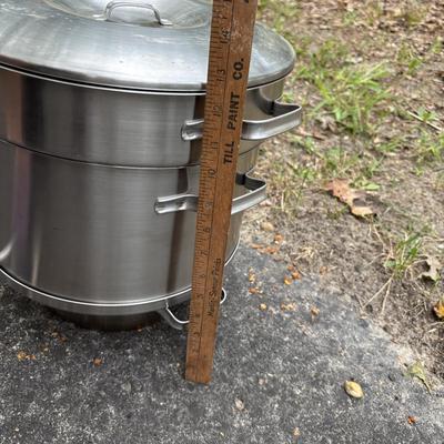 LOT 93: Stainless Steel Cookware Collection: Flatbottom Pan/Wok (2), Juicer Pot Made in Finland, Poacher/Steamer Pots