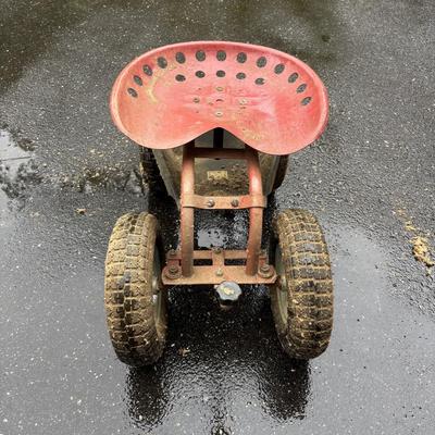 LOT 105: Rolling Seat w/ Tool Tray