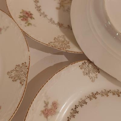 LOT 118: Signed Orrefors Etched Lute Vase, Coalport Bone China Flowers & Collection of Antique China